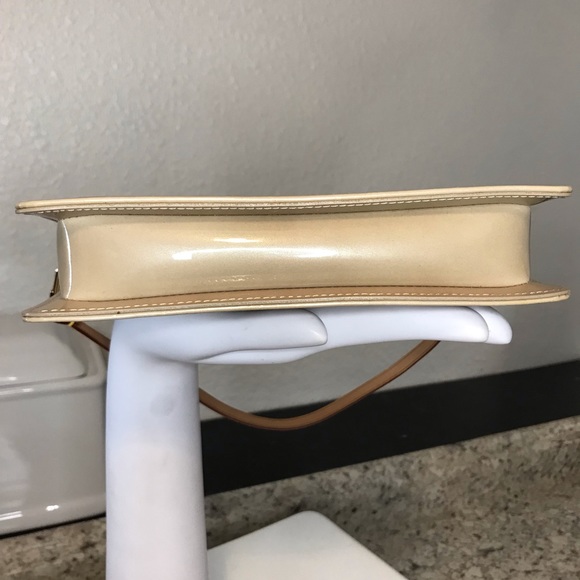 Authentic♥️ Louis Vuitton Beige Patent Leather Accessory Pouch Baguette - Picture 14 of 16